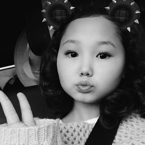 Meet your Posher, Mona